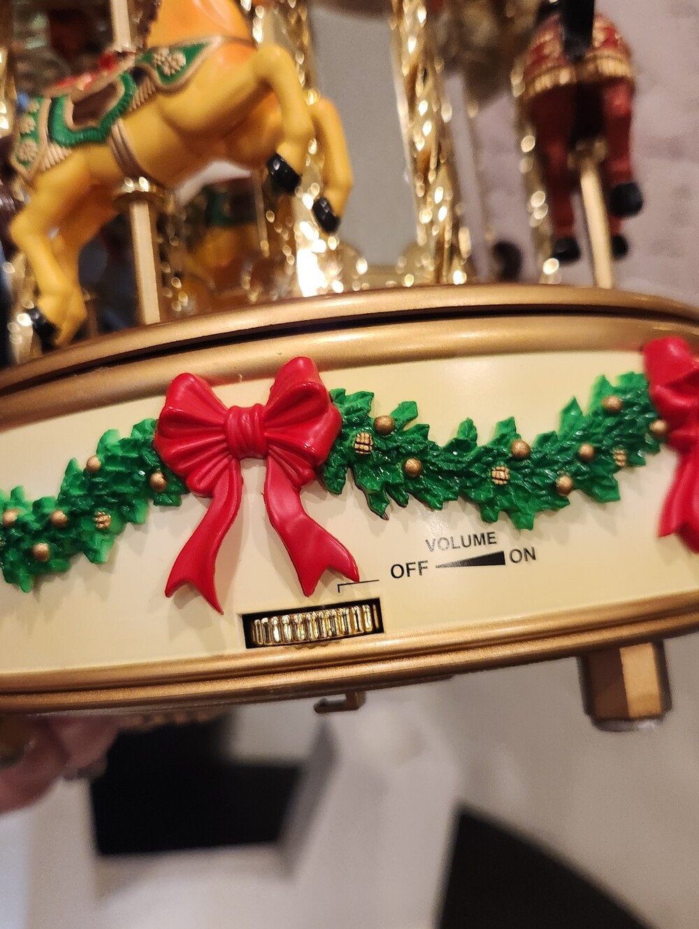 New! Maisto Holiday, Lighted, Animated, Musical Carousel - Picture 3 of 8